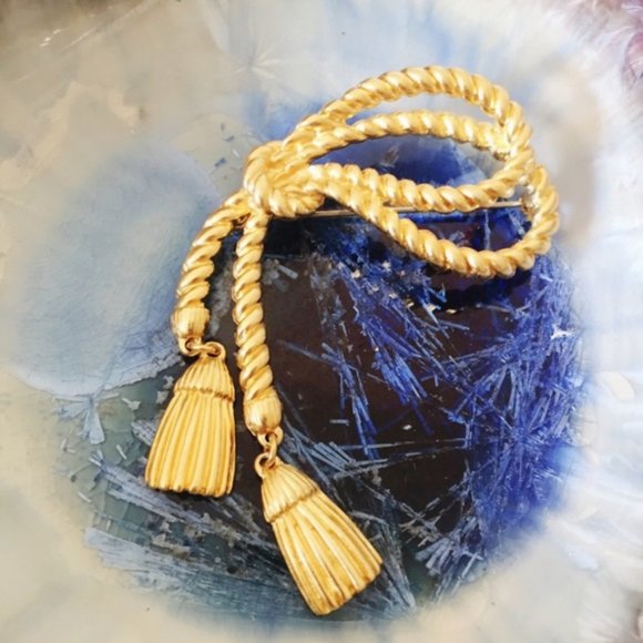 Vintage Jewelry - Gold Tone Vintage Tassel Brooch Pin